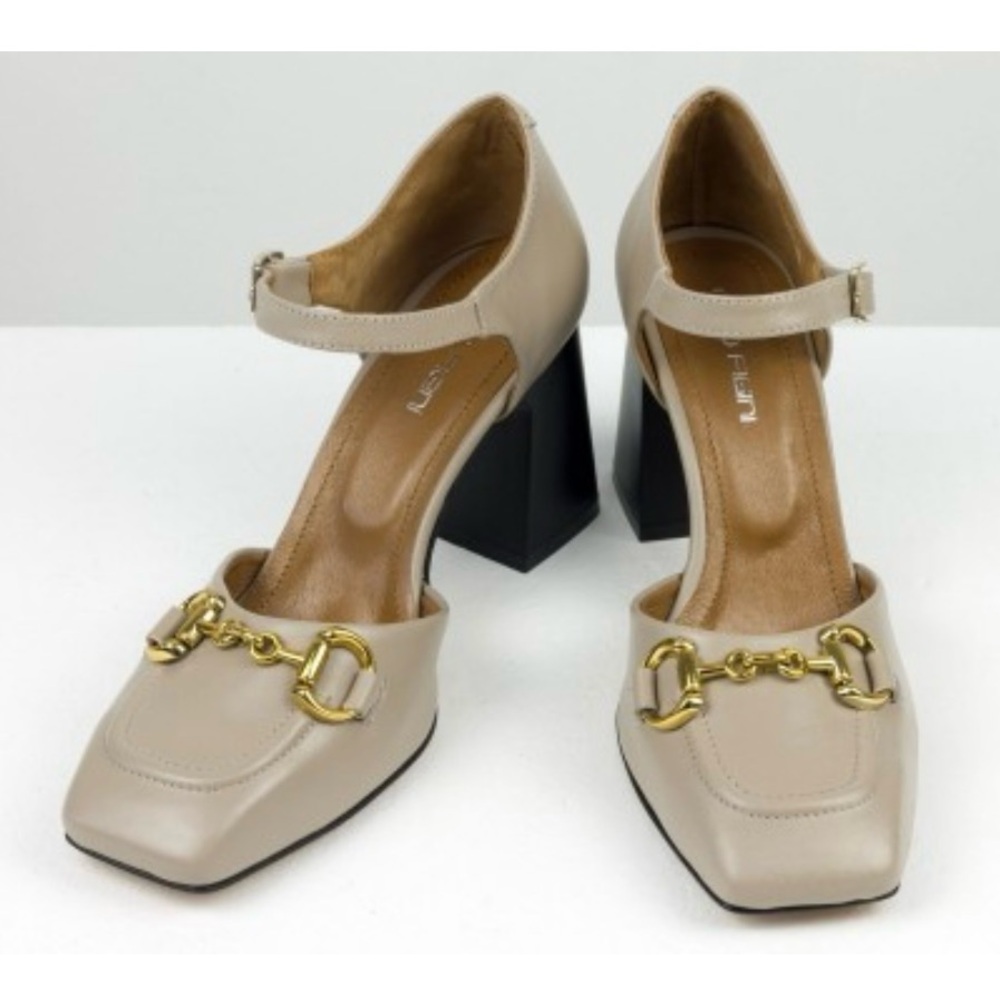 Classic heels in beige color